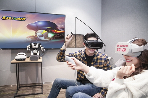 SK텔레콤 모델들이 VR 기기를 쓰고, 카트라이더 게임 화면을 시청하고 있다. (사진=SK텔레콤)