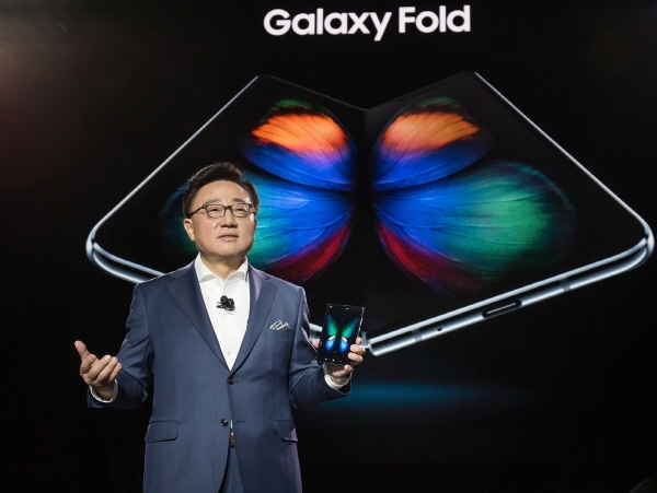 고동진 삼성전자 사장이 20일(현지시간) 미국 샌프란시스코에서 열린 ‘삼성 갤럭시 언팩 2019’에서 폴더블 스마트폰 ‘갤럭시 폴드(Galaxy Fold)’를 소개하고 있다. (사진=삼성전자)