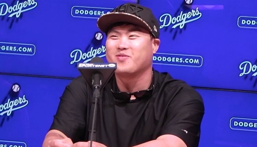 LA 다저스의 류현진 선수가 5일(한국시간) LA 다저스타디움에서 열린 샌디에이고전에서 시즌 10승 달성 하고 인터뷰를 하던 중 환하게 웃고 있다. (사진=연합뉴스)