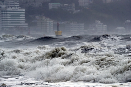 20일 정오 경 부산 해운대해수욕장 앞바다에 태풍 '다나스' 영향으로 거대한 파도가 일고 있다. (사진=연합뉴스)