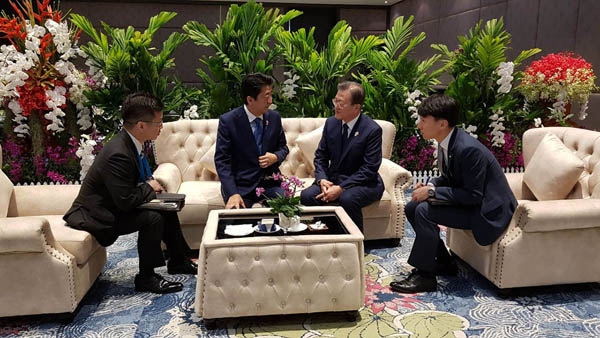 문재인 대통령과 아베 신조 일본 총리가 4일 오전(현지시간) 태국 방콕 임팩트포럼에서 아세안+3 정상회의 전 환담을 하고 있다. (사진=청와대 제공)