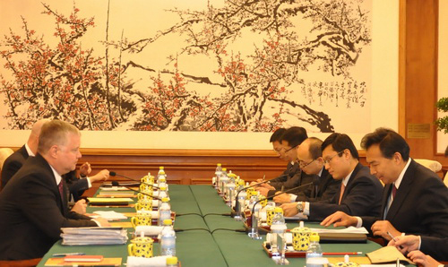 베이징에서 만난 비건 특별대표(왼쪽)와 뤄자오후이 부부장(오른쪽) (사진=연합뉴스)