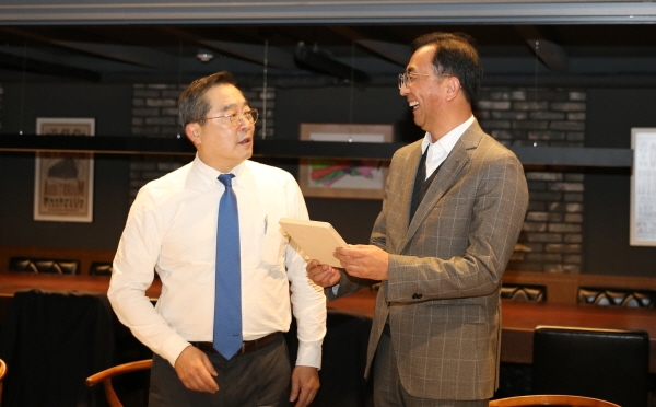 6일 구자열 LS그룹 회장(왼쪽)이 신규 임원이 된 LS전선 박현호 이사(LSCI법인장, 오른쪽)에게 기념액자를 선물하고 있다. (사진=LS그룹)
