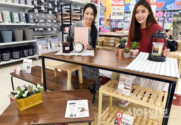 2월5일 서울 등촌동 홈플러스 강서점에서 모델들이 신학기 가구 기획전 상품을 선보이고 있다. (사진=홈플러스)