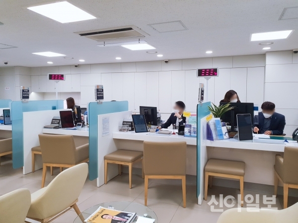 21일 오전 서울시 중구 우리은행 E 지점에서 창구 직원 전원이 마스크를 쓰고 근무하고 있다. (사진=이소현 기자)