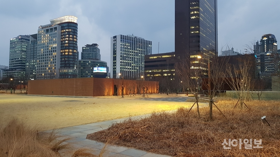 쌍용 더 플래티넘 서울역 앞 서소문역사공원과 공원 너머로 보이는 풍부한 업무 시설. (사진=천동환 기자)
