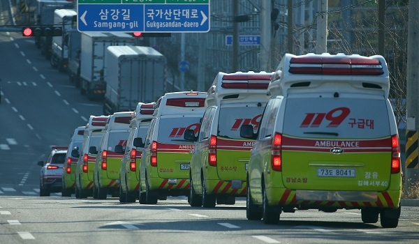 코로나19 환자 이송 지원을 위해 타지역에서 대구로 집결한 119구급차. (사진=연합뉴스)