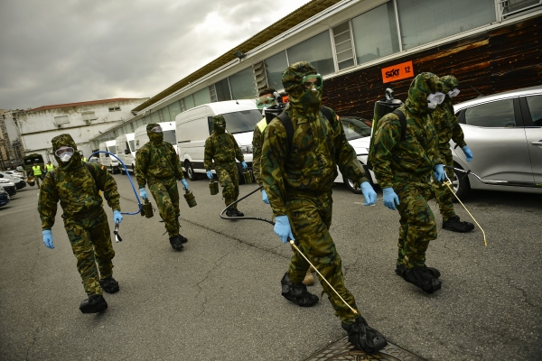 23일(현지시간) 스페인 빌바오에서 군인들이 신종 코로나바이러스 감염증(코로나19) 확산 방지를 위한 소독작업을 하고 있다. (사진=AP/연합뉴스)
