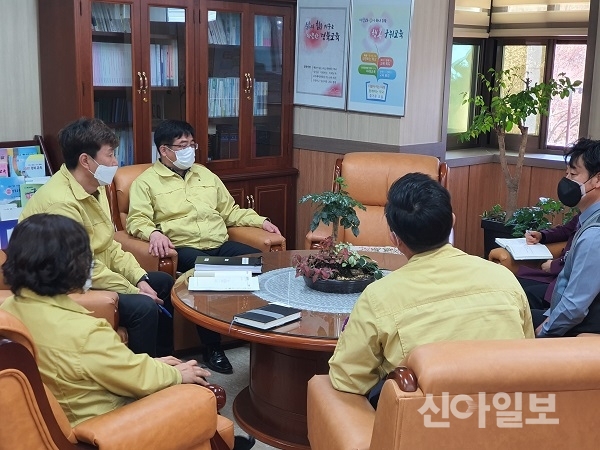 경북 군위군은 정부의 단계별 온라인 개학 발표에 따라 학교의 원격수업 안착을 지원하기 위해 ‘온라인 개학 지원단’을 구성하고 군위교육지원청과 간담회를 가졌다. (사진=군위군)