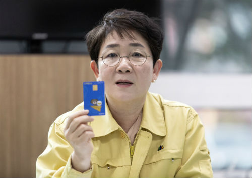 박정현 대덕구청장이 대덕e로움 카드를 소개하고 있다.(사진=대덕구)