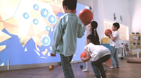 아이들이 KT 리얼큐브를 통해 놀이를 즐기는 모습.(이미지=KT 유튜브 채널)