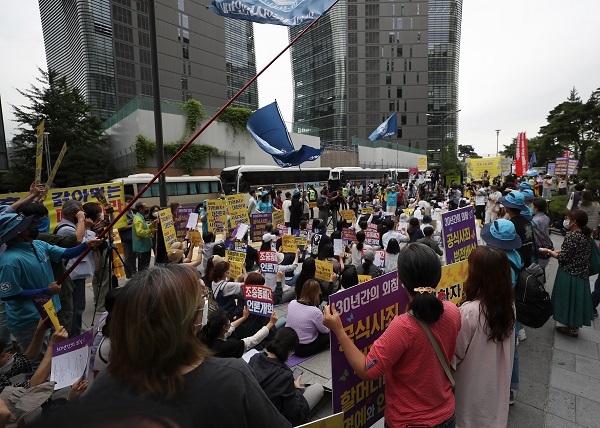 지난 1일 열린 위안부 피해자 문제 해결 위한 정기 수요시위. (사진=연합뉴스)