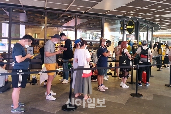 에그슬럿 한국 1호점인 코엑스점 오픈을 앞두고 이미 많은 사람들이 입장을 위한 장사진을 이루고 있다.(사진=김소희 기자)