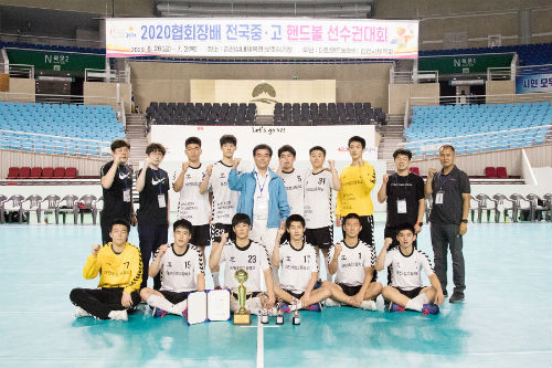 대전대성고등학교 핸드볼부 학생 및 교직원 일동이 우승 후 기념촬영에 임하고 있다. (사진=대성고)