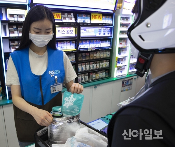 GS25 직원이 아이스크림 배달 상품을 보냉팩과 아이스팩으로 포장하는 모습. (제공=GS리테일)