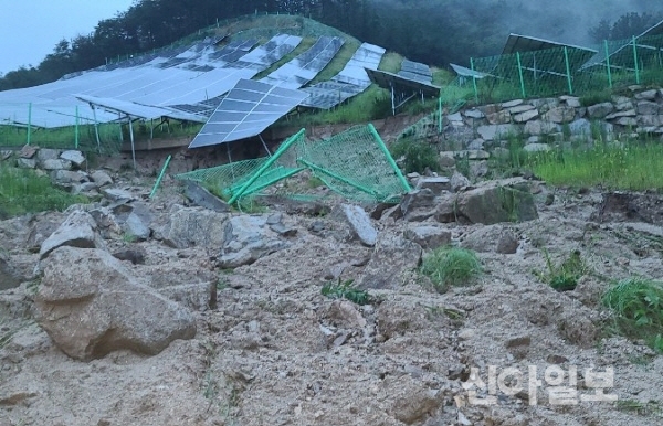 갈말읍 내대리 인근 산자락에 설치된 태양광 설치부지가 무너져 내린 모습 (사진=독자제공)