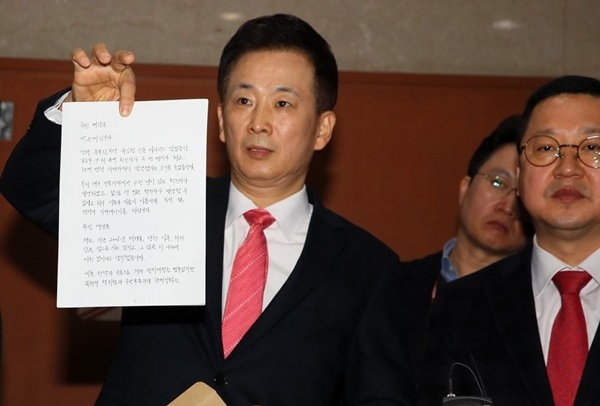 지난 3월 4일 박근혜 전 대통령 변호인 유영하 변호사가 국회 정론관 앞에서 박 전 대통령의 자필 편지를 공개하고 있다. (사진=연합뉴스)