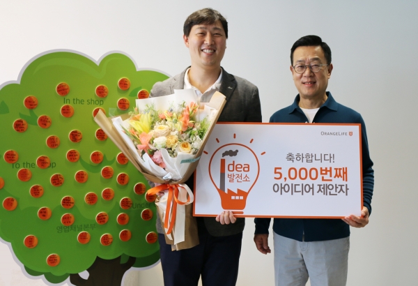 지난 6월 서울 중구 오렌지센터에서 5000번째 아이디어를 제안한 오렌지라이프 직원과 정문국 사장(오른쪽)이 기념촬영을 하고 있다. (사진=오렌지라이프)