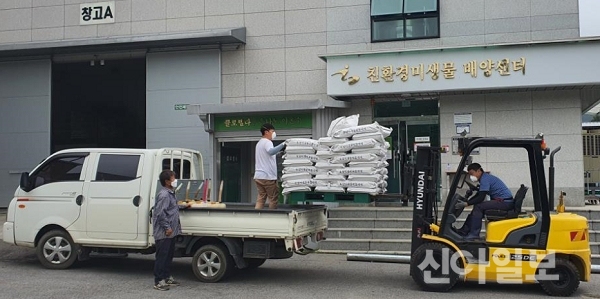 경기도 가평군은 친환경재배 477농가에 토양미생물제 95톤을 지원했다. (사진=가평군)