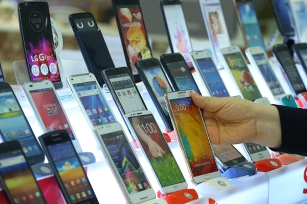 스마트폰 출고가가 지속적으로 상승하는 가운데, 소비자들의 부담을 줄일 방안을 모색해야 한다는 지적이 나왔다.(이미지=연합뉴스)