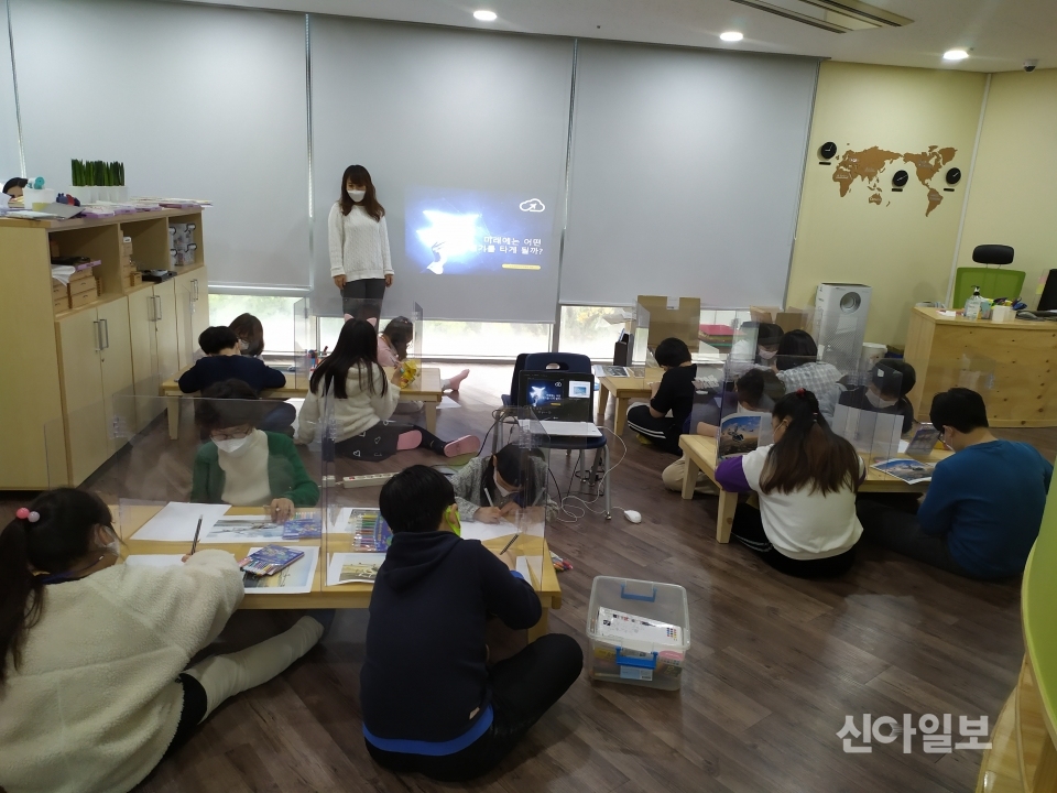 지난 17일 서울시 구로구 '우리동네키움센터'에서 진행된 미래 직업 체험교육 모습. (사진=공항공사)