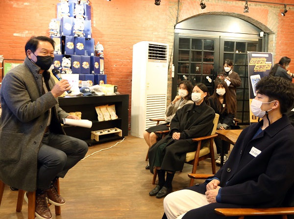 최태원 SK 회장(왼쪽)이 로컬라이즈 군산 청년 창업가들과 대화하고 있는 모습.(사진=SK)