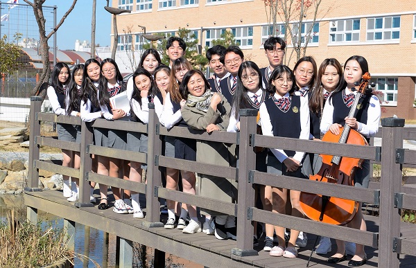 공저로 참여한 17명의 음악과 학생들과 박영주 예술부장(가운데)(사진=대경북스)