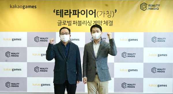 (사진 왼쪽부터) 조계현 카카오게임즈 대표와 김성균 리얼리티매직 대표가 기념사진을 촬영하고 있다.