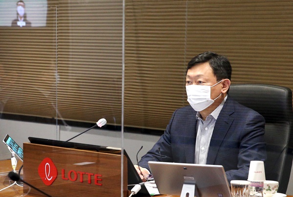 신동빈 회장은 '2021 상반기 롯데 VCM'에서 각 사 대표 등에게 당부 메시지를 전하고 있다.(사진=롯데지주)