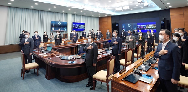 문재인 대통령이 19일 청와대에서 열린 국무회의에서 국기에 경례하고 있다. (사진=연합뉴스)