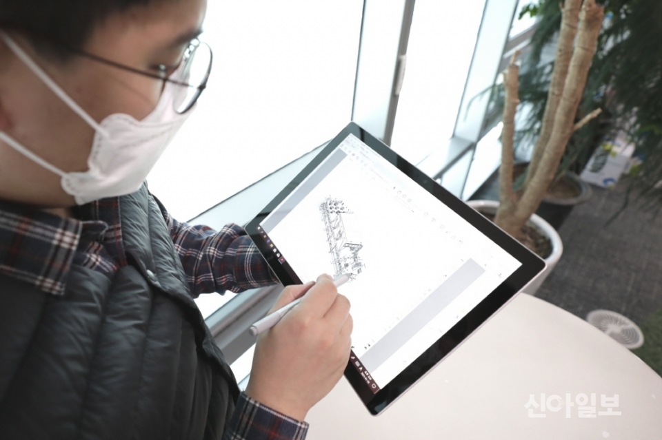 삼성엔지니어링의 한 설계엔지니어가 태블릿PC를 통해 설계도면을 확인하고 있다. (사진=삼성엔지니어링)