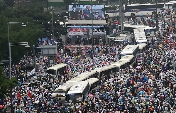 지난해 8월15일 오후 서울 종로구 동화면세점 앞에서 열린 정부 및 여당 규탄 관련 집회. (사진=연합뉴스)