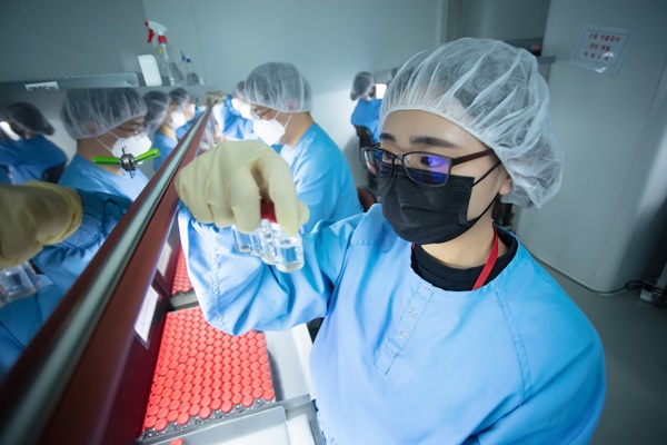 Sk바이오사이언스 직원들이 안동L하우스에서 생산되는 코로나19 백신을 검수하고 있다.(사진=SK바이오사이언스)