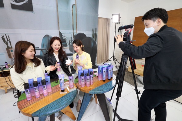 LG생활건강 내추럴 뷰티크리에이터들이 서울 시내 한 스튜디오에서 라이브 커머스 현장 실습에 참여하고 있다.(사진=LG생활건강)