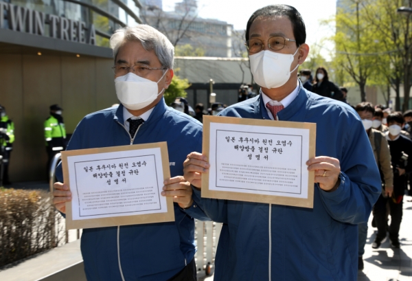 4월14일 홍진근 수협중앙회 대표이사(사진 좌측)와 노동진 진해수협 조합장(사진 우측)이 '일본 후쿠시마 원전 오염수 해양방출 결정 규탄 성명서'를 주한 일본대사관에 전달했다. (제공=수협)
