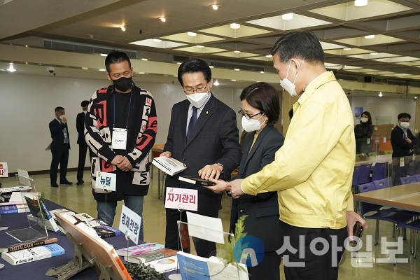서울 종로구는 14일부터 16일까지 ‘포스트 코로나, 책에서 답을 찾다’ 프로그램의 일환으로 구청사 내에서 관련 도서 전시회를 개최한다.(사진=종로구)