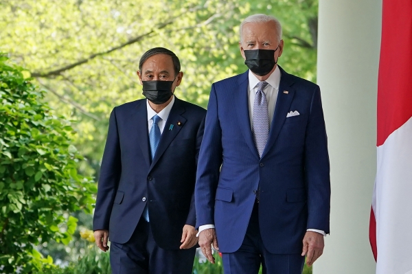 사진 왼쪽부터 공동기자회견장 향하는 스가 요시히데 일본 총리-조 바이든 미국 대통령.(AFP/연합뉴스)
