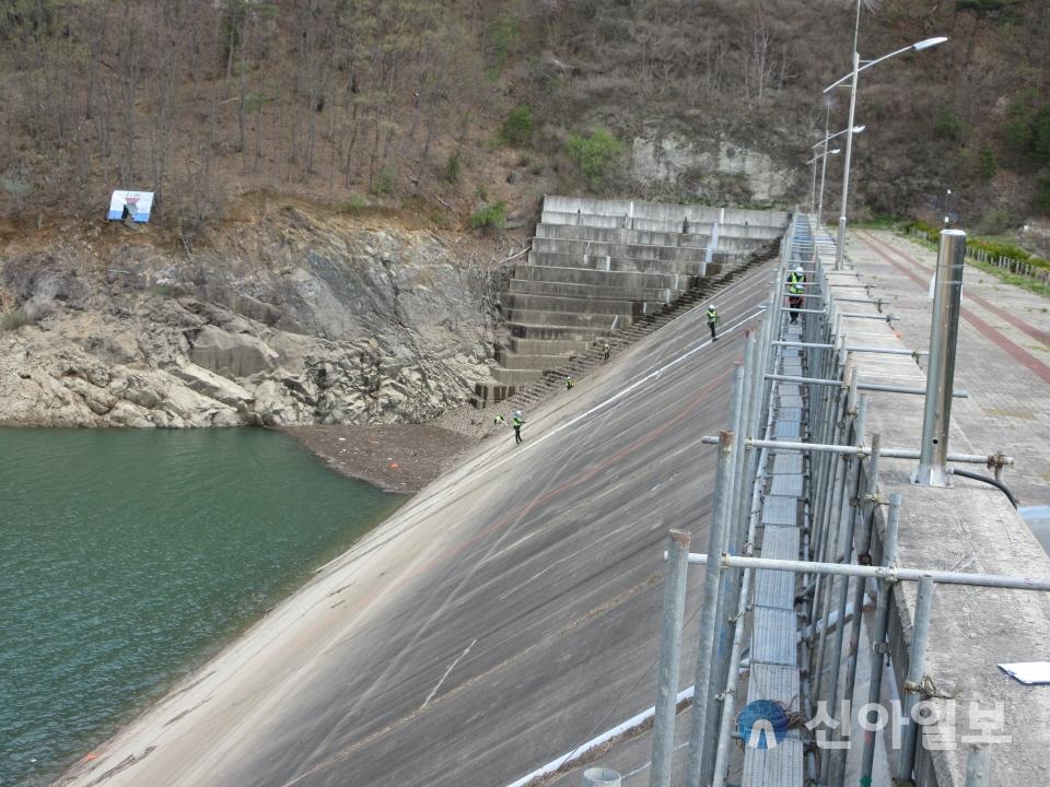 국토안전관리원 직원들이 청송양수댐에 대한 정밀안전진단을 벌였다. (사진=국토안전관리원)
