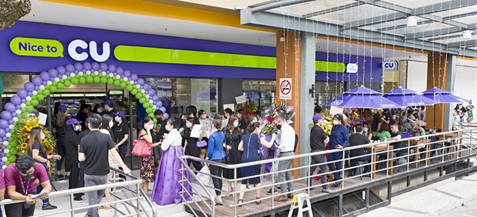 말레이시아 현지 소비자들이 이달 1일 쿠알라룸푸르에 오픈한 'CU센터포인트점'에 들어가기 위해 줄을 서고 있다.[사진=BGF리테일]