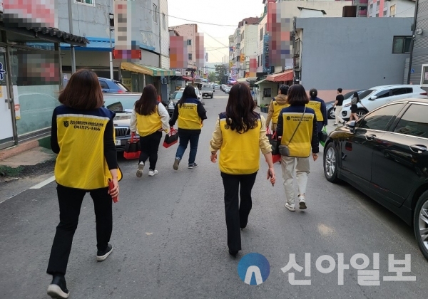 충남 천안시와 충남여성인권상담센터가 천안역 인근 여인숙·쪽방촌을 방문해 ‘성매매 근절 캠페인’을 진행했다.(사진=천안시)