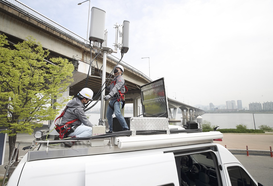 KT 직원들이 국가재난안전통신망 기지국 장비를 점검하는 모습.[사진=KT]