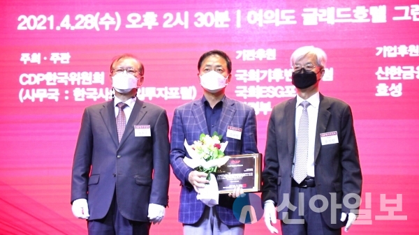 김규덕 삼성물산 전무(가운데)가 지난 28일 서울시 여의도 글래드호텔에서 열린 '2020 CDP 코리아 어워즈‘에 참석했다. (사진=삼성물산)