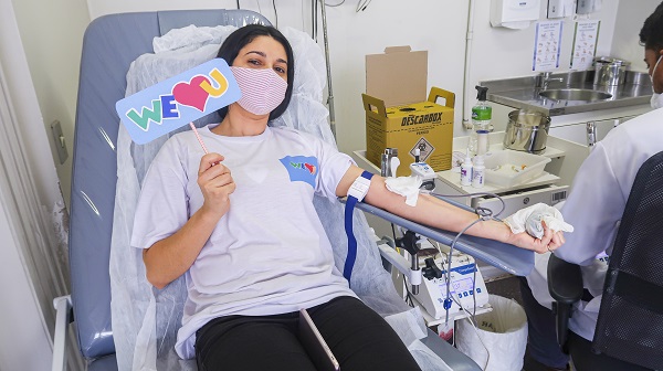 브라질 브라질리아에서 개최된 '제363차 전 세계 헌혈하나둘운동'에서 위러브유 회원이 밝은 표정으로 헌혈하고 있다. (사진=위러브유)