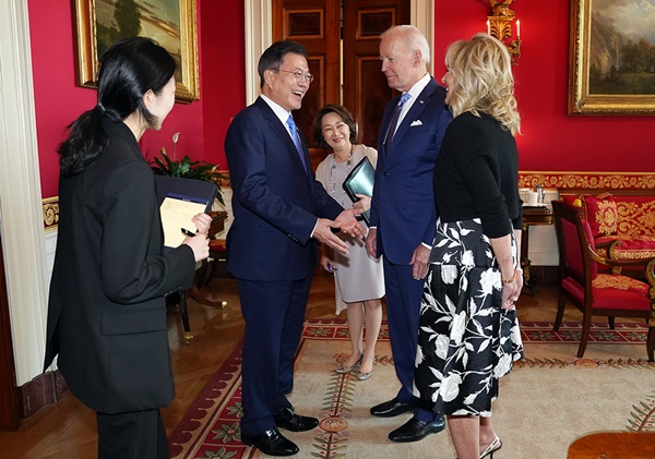 문재인 대통령이 지난달 21일 오후(현지시간) 워싱턴 백악관에서 조 바이든 미국 대통령과 부인 질 바이든 여사와 인사하고 있다. (사진=청와대)