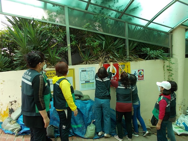 경남 창원시 진해구 덕산동 주부민방위기동대는 민방위 비상대피시설을 점검했다. (사진=덕산동)
