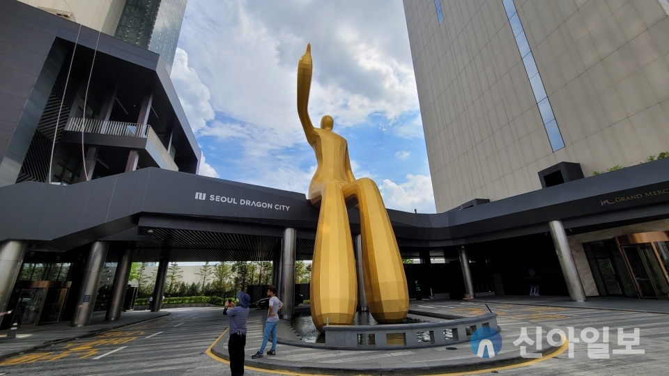 호텔 서울드래곤시티를 상징하는 조형물 '두두' [사진=박성은 기자]