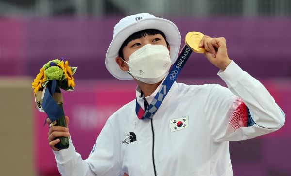 30일 일본 유메노시마 공원 양궁장에서 열린 도쿄올림픽 양궁 여자 개인전에서 우승한 안산이 금메달을 들어 보이고 있다. 안산은 혼성ㆍ여자 단체와 개인전에서 우승해 첫 올림픽 양궁 3관왕이 됐다. (사진=연합뉴스)