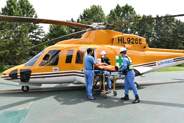 포스코 직원들이 닥터헬기를 이용해 응급 구조 실전 훈련을 하고 있다(사진=포항제철소)