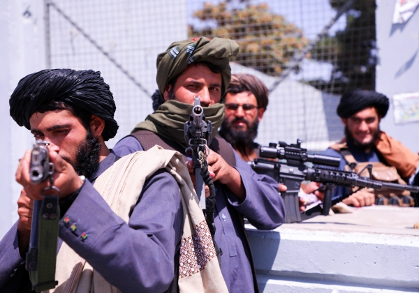 카불 공항의 탈레반. (사진=로이터/연합뉴스)