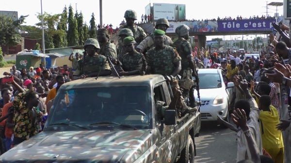 쿠데타를 축하하는 기니 시민들과 군인.(사진=로이터/연합뉴스)